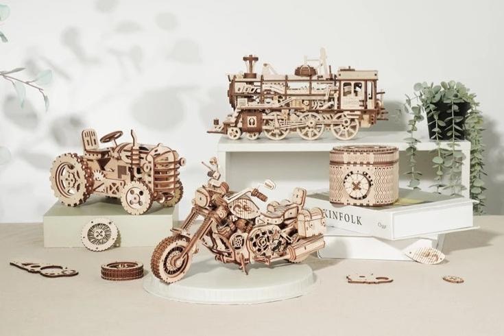 Robotime Rokr Cruiser Motorcycle Wooden Model with Wind Up Motor and Working Gears. 420 Piece 3D Puzzle